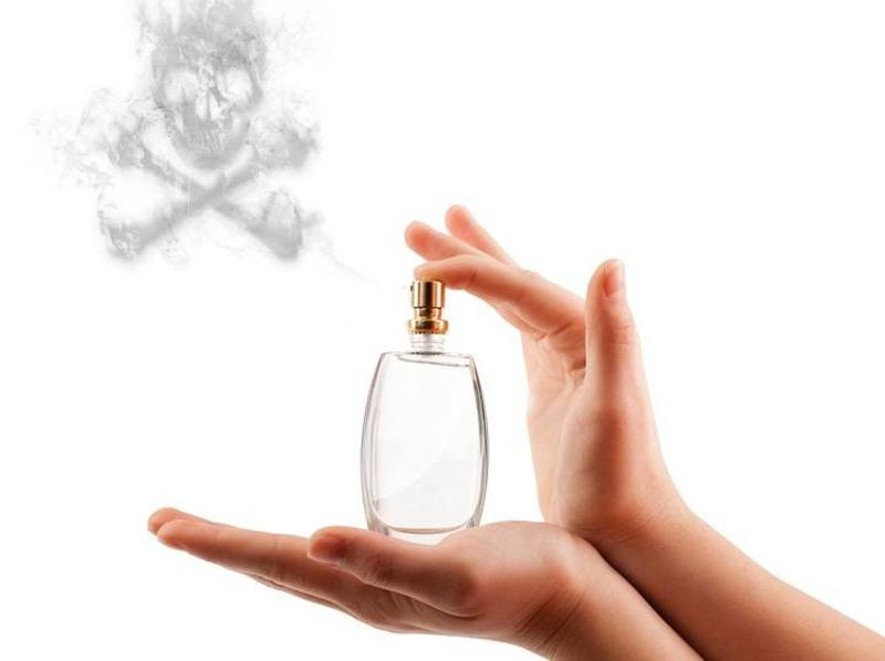 Tránh tiếp xúc trực tiếp với các hóa chất độc hại có trong vật dụng hàng ngày