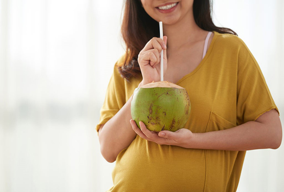 Bà bầu tháng thứ 9 có nên uống nước dừa