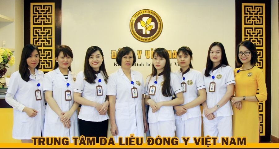 Một số bác sĩ, kỹ thuật viên Trung tâm Da liễu Đông y Việt Nam