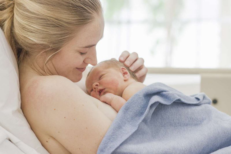 Ở gần bé càng lâu sữa mẹ về càng sớm Ở gần bé càng lâu sữa mẹ về càng sớm