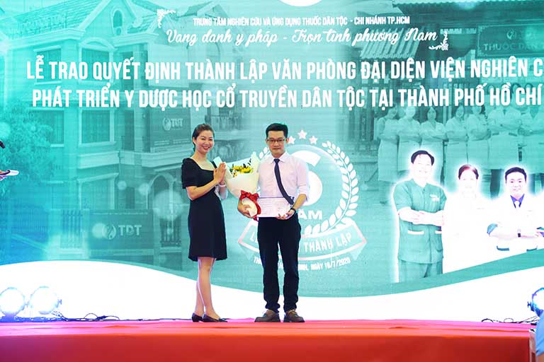 Trao quyết định thành lập văn phòng đại diện - Hứa hẹn tương lai phát triển vươn xa, hết lòng vì cộng đồng của Trung tâm Thuốc dân tộc chi nhánh phương Nam