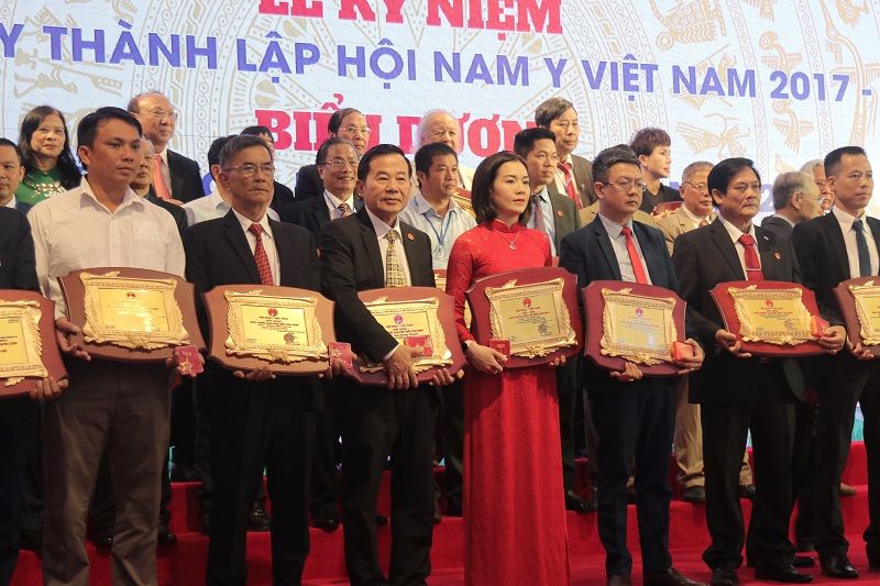 Lương y Tuấn nhận giải thưởng Bác sĩ ưu tú năm 2020