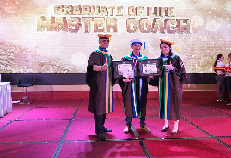 Tốt nghiệp Đại học Cuộc đời và trở thành Master Coach. 