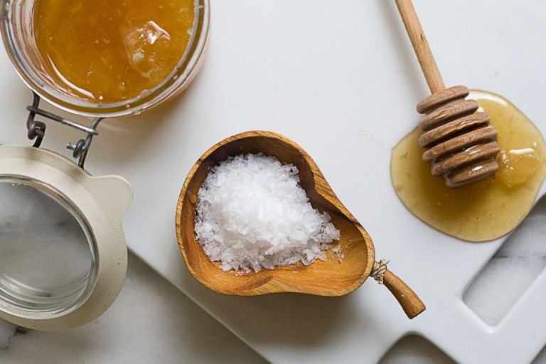 Chữa mất ngủ bằng mật ong và muối là cách làm tương đối đơn giản, dễ thực hiện