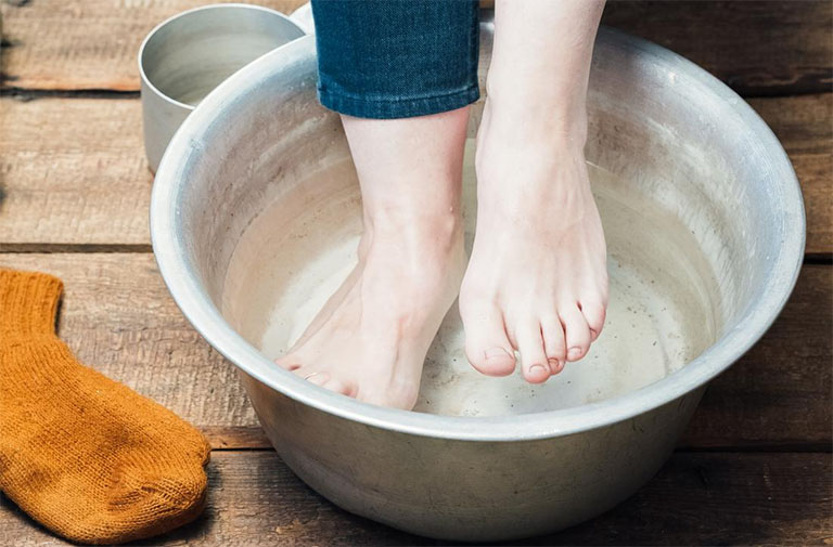 Nấu nước ngâm chân trị mất ngủ bằng muối hạt