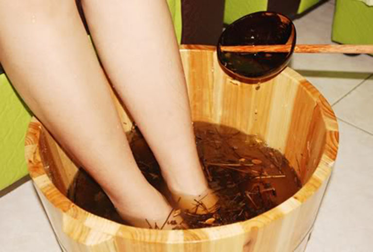 thuốc ngâm chân trị mất ngủ từ ngải cứu