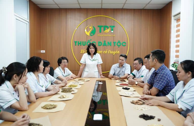 Đội ngũ y bác sĩ, chuyên gia tại Trung tâm Thuốc dân tộc luôn dành nhiều tâm huyết cho việc nghiên cứu & phát triển sản phẩm, bài thuốc