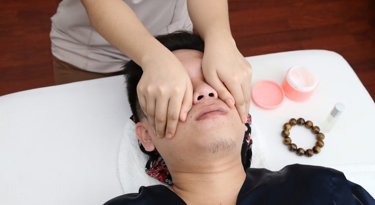 Massage huyệt ấn đường giúp giảm căng thẳng, mệt mỏi, tăng cường chức năng não bộ và làm đẹp da