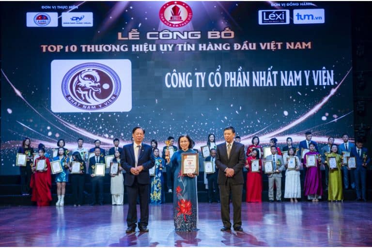 Bác sĩ Nguyễn Thị Vân Anh đại diện Nhất Nam Y Viện lên nhận giải